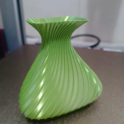 Moderne vaas met verticale vorm