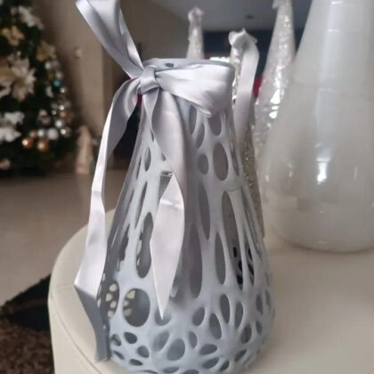 Organische sculpturale vaas met vloeiende vorm voor moderne interieurs