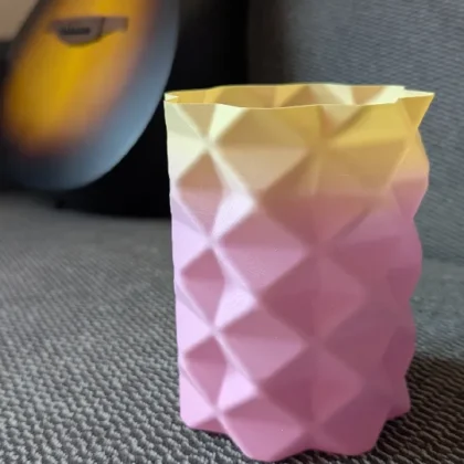 Origami designvaas met gevouwen vorm
