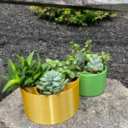 Plant pot with water reservoirs