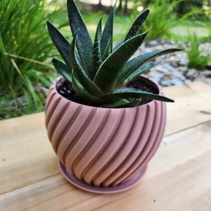 Curvy Pot with Integrated Drain Tray